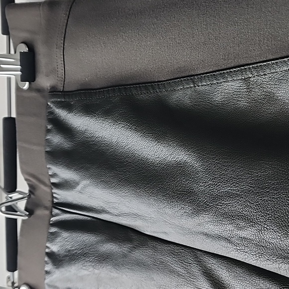 D Exterior Made in Italy Faux Leather Panel High Waisted Leggings - Picture 2 of 7